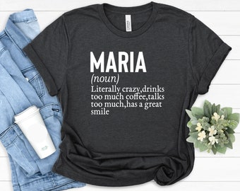 Può includere: Una maglietta grigio scuro con testo bianco che recita "MARIA (nome) Letteralmente pazza, beve troppo caffè, parla troppo, ha un grande sorriso."