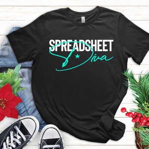 Könnte beinhalten: Schwarzes T-Shirt mit weißem Text "SPREADSHEET Diva" mit einem türkisfarbenen Stern und einem türkisfarbenen Schwungdesign.