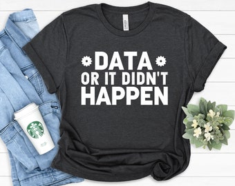 Op de afbeelding: Donkergrijs T-shirt met witte tekst die "*DATA* OR IT DIDN'T HAPPEN" luidt, met een tandwielsymbool aan beide kanten van het woord "DATA".