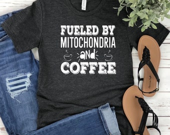 Gevoed door mitochondriën en koffie-T-shirt, cadeau voor docent natuurkunde