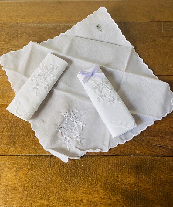 Vintage Ladies White Handkerchiefs/New in Case/ S… - image 6