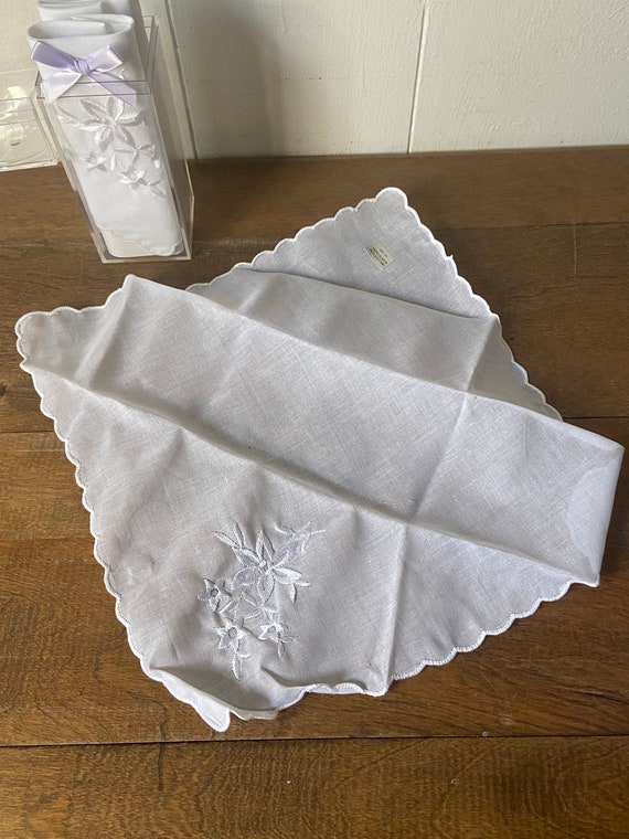 Vintage Ladies White Handkerchiefs/New in Case/ S… - image 7