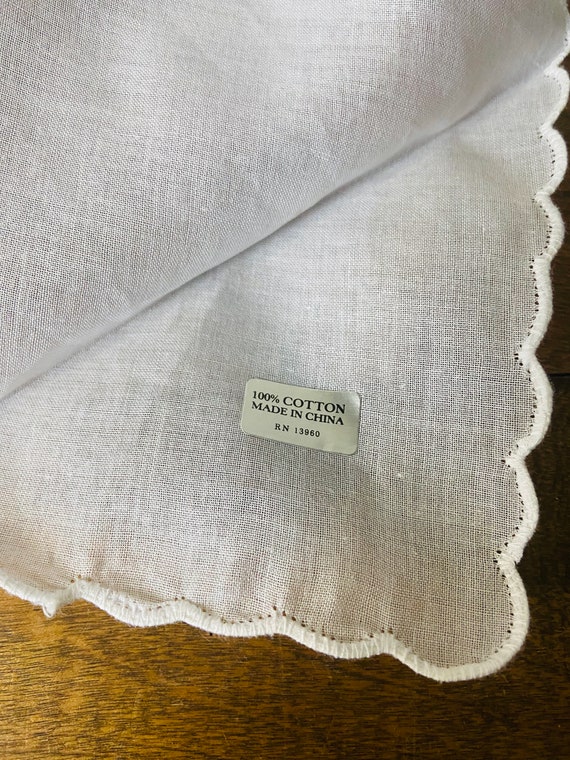 Vintage Ladies White Handkerchiefs/New in Case/ S… - image 9