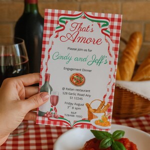 Puede incluir: Una tarjeta de invitación a una cena de compromiso con temática italiana, con el texto "That's Amore". La tarjeta presenta ilustraciones de comida y bebida italianas. Un plato de espaguetis con salsa de tomate y albahaca está en primer plano.
