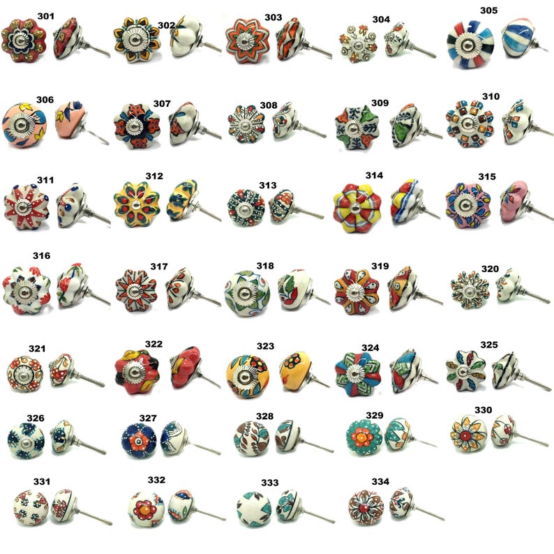 Op de afbeelding: Een verzameling decoratieve keramische kastknoppen in diverse bloemen- en geometrische ontwerpen. De knoppen hebben een reeks kleuren, waaronder rood, blauw, geel en groen, met metalen beslag. Elke knop is uniek en biedt een gevarieerde selectie.