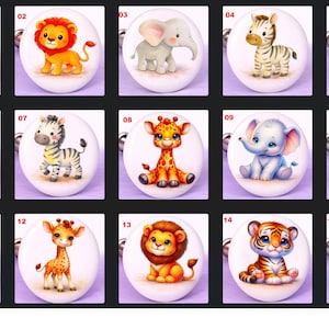 Może przedstawiać: Kolekcja piętnastu okrągłych, białych guzików z kolorowymi ilustracjami różnych zwierząt safari. Zwierzęta obejmują żółwia, lwa, słonia, zebrę, żyrafę, tygrysa i hipopotama. Każdy guzik ma srebrną metalową pętlę.