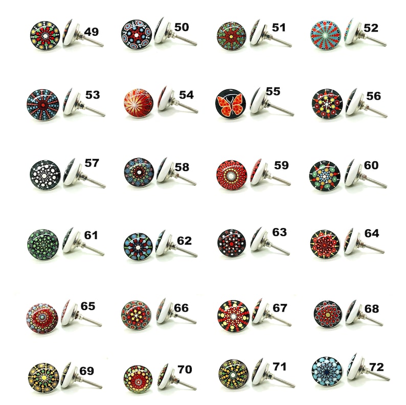 Op de afbeelding: Een verzameling decoratieve kastknoppen met diverse kleurrijke patronen. Elke knop heeft een ronde, bewerkte voorkant met een zilverkleurige basis en een schroef voor bevestiging. Ontwerpen omvatten bloemen-, geometrische en vlindermotieven.