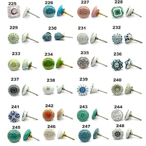 Peut inclure: Une collection de boutons de meubles décoratifs en céramique de différentes couleurs et motifs. Les motifs comprennent des motifs floraux, géométriques et abstraits. Chaque bouton a une tige métallique pour une installation facile.