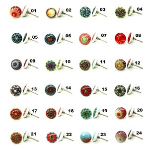Op de afbeelding: Een verzameling van 24 decoratieve kastknoppen met diverse kleurrijke patronen. Elke knop heeft een uniek ontwerp, waaronder bloemen-, geometrische en abstracte motieven, met een zilverkleurige metalen basis. Geschikt voor meubels en woondecoratie.