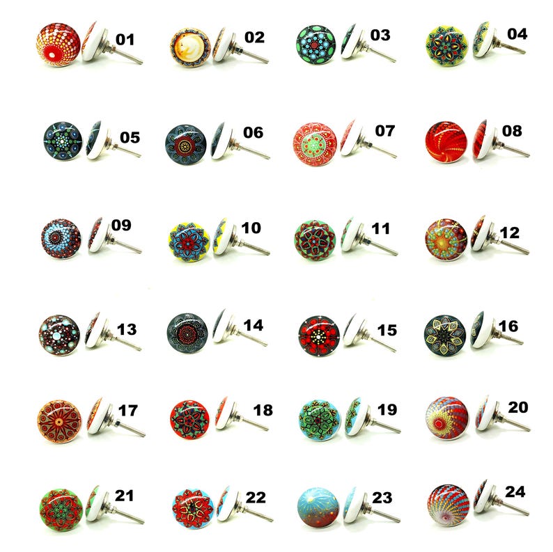 Op de afbeelding: Een verzameling van 24 decoratieve kastknoppen met diverse kleurrijke patronen. Elke knop heeft een uniek ontwerp, waaronder bloemen-, geometrische en abstracte motieven, met een zilverkleurige metalen basis. Geschikt voor meubels en woondecoratie.