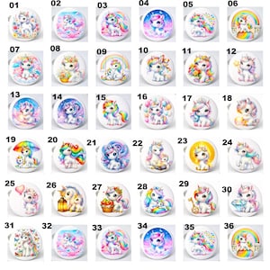 Op de afbeelding: Een verzameling van 36 witte, ronde knopen, elk met een kleurrijk eenhoornontwerp. De eenhoorns worden afgebeeld in verschillende poses met regenbogen, bloemen en andere grillige elementen. De knopen zijn genummerd van 01 tot 36.