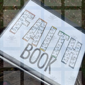 Op de afbeelding: Een wit notitieboek met de woorden "Faith Book" in grote, kleurrijke letters. De letters zijn gevuld met een patroon van kleine vissymbolen. Het notitieboek zit in een doorzichtige plastic hoes.