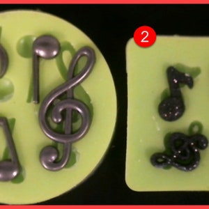 Puede incluir: Dos moldes de silicona para hacer decoraciones de fondant o pasta de goma. El primer molde es redondo y presenta cuatro notas musicales y una clave de sol. El segundo molde es cuadrado y presenta cuatro notas musicales y una clave de sol.