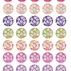 Könnte beinhalten: Ein Bogen mit bunten Blumenaufklebern. Jeder Aufkleber ist ein Kreis mit einem weißen Blumenstrauß auf einem Hintergrund in verschiedenen Farben, darunter Rot, Lila, Gelb und Rosa. Die Aufkleber sind in Reihen und Spalten angeordnet.