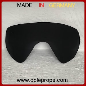 Könnte beinhalten: Schwarzer, gebogener Stoff-Requisit für ein Kostüm oder eine Theaterproduktion. Hergestellt in Deutschland. www.opleprops.com