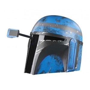 Puede incluir: Un casco mandaloriano azul y negro con un acabado de pintura desgastado y desgastado. El casco tiene una visera y una pequeña antena en el lateral.