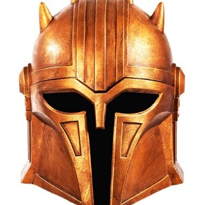 Könnte beinhalten: Ein bronzefarbener Helm mit einem markanten Design, der vertikale Rippen und spitze Akzente auf der Oberseite aufweist. Der Helm hat ein T-förmiges Visier und eckige Wangenplatten, was eine kühne, futuristische Ästhetik schafft.