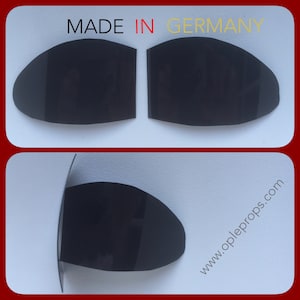 Könnte beinhalten: Drei schwarze Augenklappen aus Kunststoff, zwei oval und eine halbmondförmig. Die Augenklappen sind in Deutschland hergestellt und werden auf der Website www.oppleprops.com verkauft.