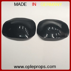 Pode incluir: Dois adesivos para os olhos de plástico preto brilhante. Os adesivos têm a forma de uma meia cúpula e são ligeiramente curvos. O texto "MADE IN GERMANY" está impresso na parte superior da imagem. O texto "www.opleprops.com" está impresso na parte inferior da imagem.