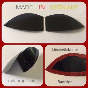 Può includere: Due copri occhi in plastica nera con forma curva. I copri occhi sono realizzati in Germania. Il testo "Linsenrückseite" e "Backside" è visibile nell'immagine. Il testo "opleprops.com" è anche visibile nell'immagine.