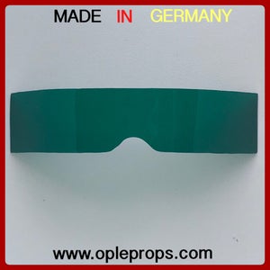 Puede incluir: Una visera de plástico verde oscuro con una ligera curva en la parte delantera. La visera está hecha en Alemania y el texto "www.opleprops.com" está impreso debajo de la visera.
