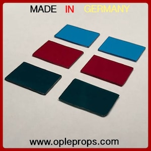 Könnte beinhalten: Sechs rechteckige Stücke farbiges Filterpapier. Zwei sind blaugrün, zwei sind dunkelrot und zwei sind dunkelgrün. Das Papier ist mit "MADE IN GERMANY" und "www.opleprops.com" beschriftet.