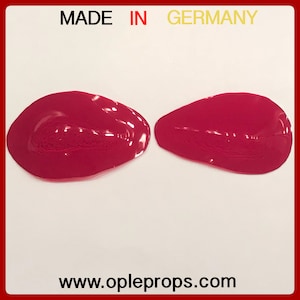 Puede incluir: Dos parches oculares ovalados, brillantes y de color rosa intenso. Los parches están hechos en Alemania y se venden en el sitio web www.opleprops.com.