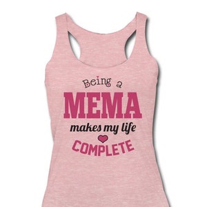 Puede incluir: Camiseta de tirantes rosa con el texto "Being a MEMA makes my life COMPLETE" en letras negras y rosas con un corazón rosa.
