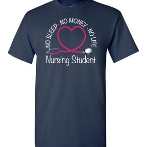 Peut inclure: T-shirt bleu marine avec un motif blanc. Le motif comprend un st&eacute;thoscope rose en forme de c&oelig;ur et les mots "NO SLEEP - NO MONEY - NO LIFE" et "Nursing Student".