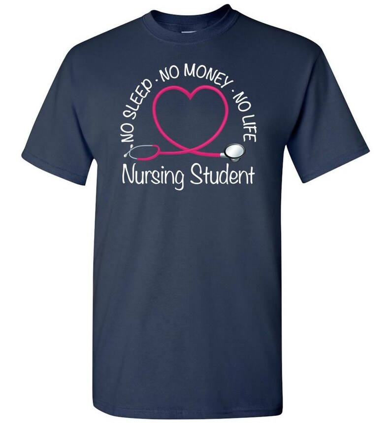 Peut inclure: T-shirt bleu marine avec un motif blanc. Le motif comprend un st&eacute;thoscope rose en forme de c&oelig;ur et les mots "NO SLEEP - NO MONEY - NO LIFE" et "Nursing Student".