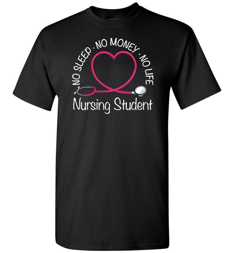 Peut inclure: T-shirt noir avec un design de st&eacute;thoscope rose en forme de c&oelig;ur. Le texte dit "NO SLEEP - NO MONEY - NO LIFE" et "Nursing Student". Un design pour les &eacute;tudiants en soins infirmiers.