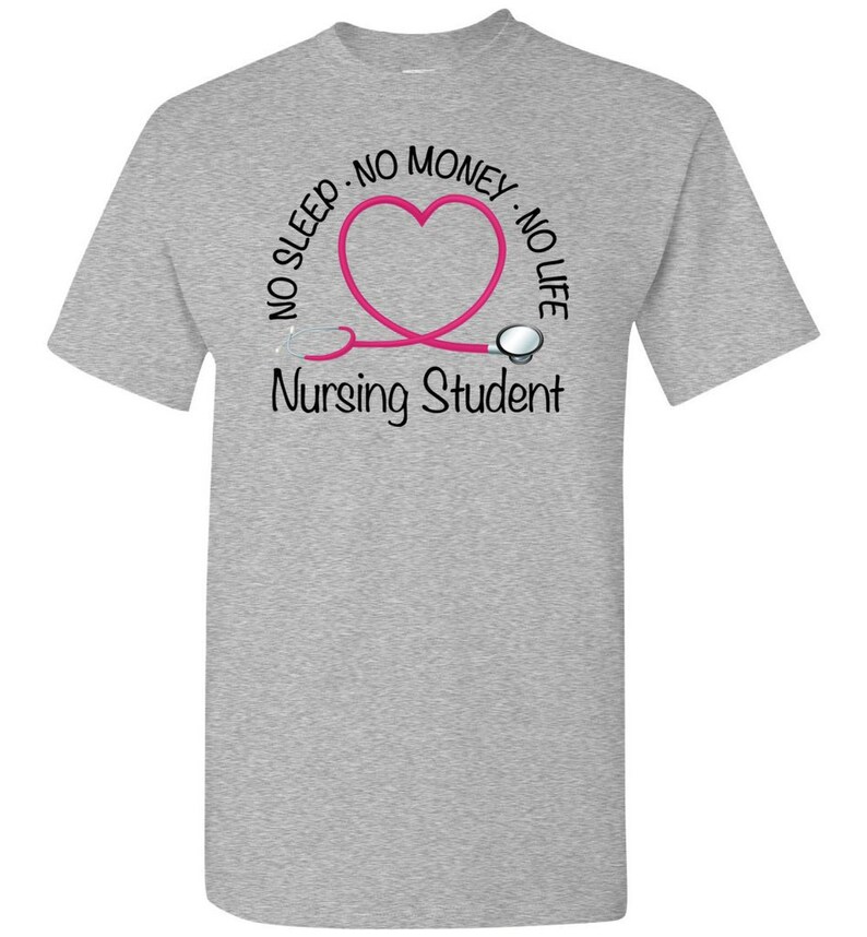 Peut inclure: T-shirt gris clair avec un motif de st&eacute;thoscope rose en forme de c&oelig;ur. Le texte autour du c&oelig;ur indique &laquo;&nbsp;NO SLEEP - NO MONEY - NO LIFE&nbsp;&raquo; et &laquo;&nbsp;Nursing Student&nbsp;&raquo; est imprim&eacute; en dessous.