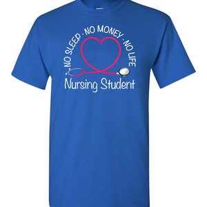 Peut inclure: T-shirt bleu roi avec un motif blanc. Le motif comprend le texte "NO SLEEP - NO MONEY - NO LIFE" autour d'un st&eacute;thoscope rose en forme de c&oelig;ur, avec les mots "Nursing Student" en dessous.