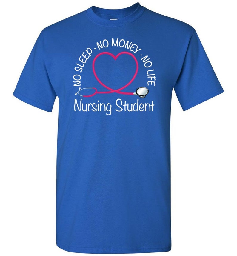 Peut inclure: T-shirt bleu roi avec un motif blanc. Le motif comprend le texte "NO SLEEP - NO MONEY - NO LIFE" autour d'un st&eacute;thoscope rose en forme de c&oelig;ur, avec les mots "Nursing Student" en dessous.