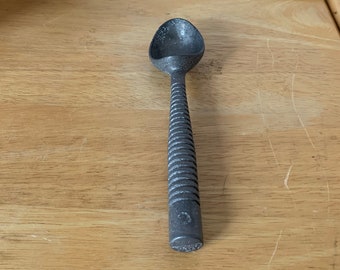 Vintage knurled handle ice cream scoop
