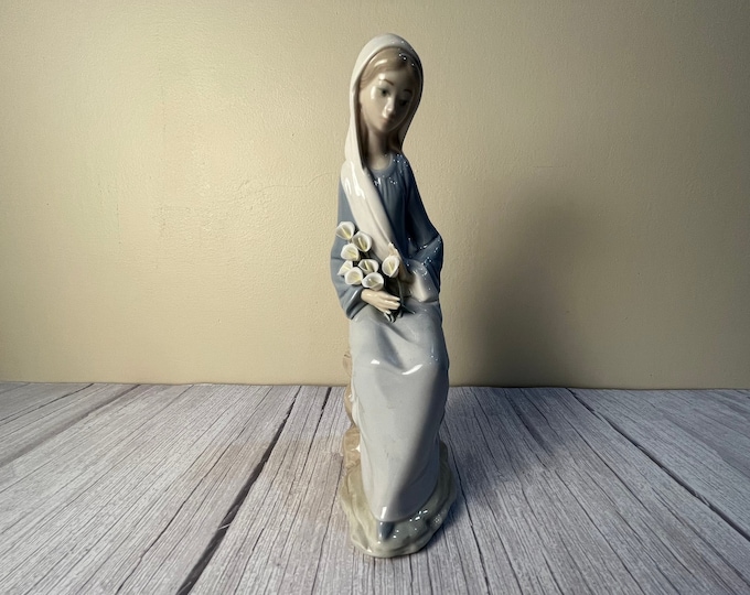 Lladro "Girl sitting with lillies" #4972
