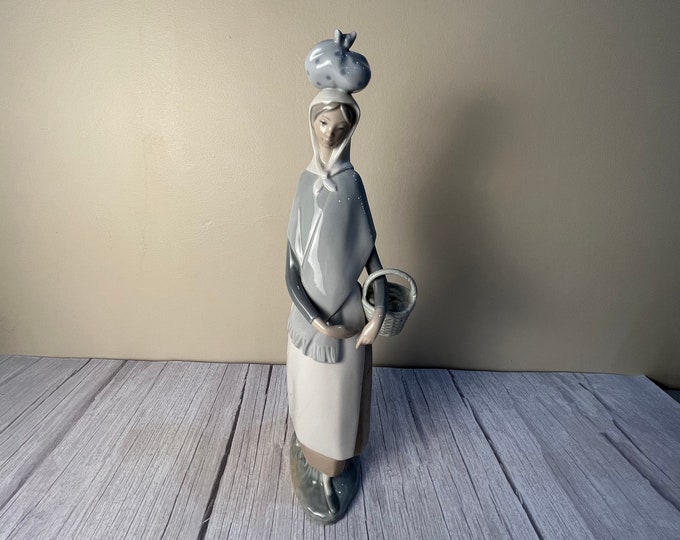 Lladro "Girl Marketing Day" #4502