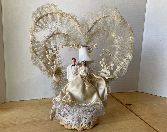 1950s Wedding Cake topper with Plaster Bride and Groom