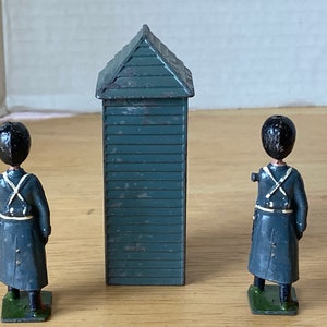 Set of 3 Britains Ltd. Sentry Box and 2 Grenadier Guards in Winter Coats image 3