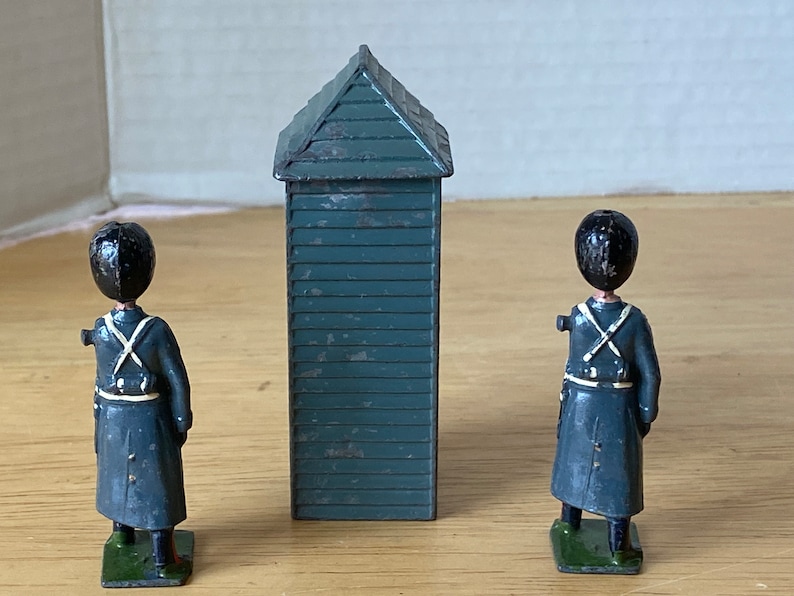 Set of 3 Britains Ltd. Sentry Box and 2 Grenadier Guards in Winter Coats image 3