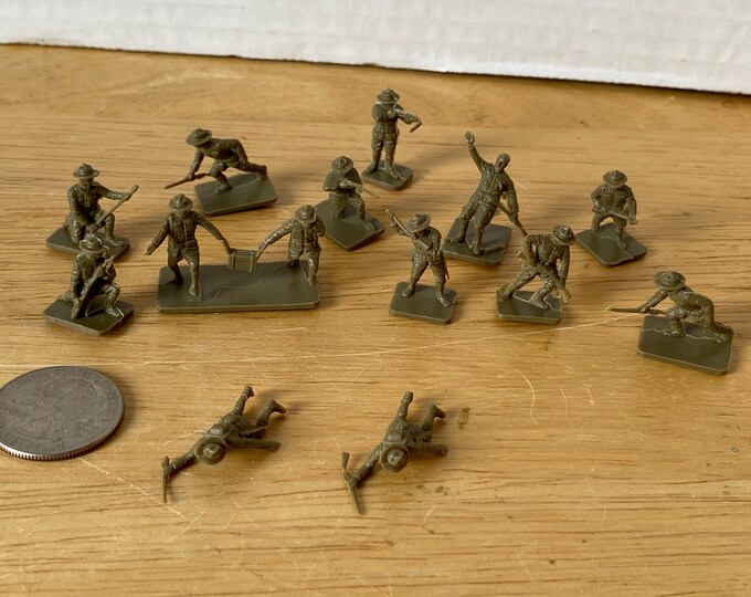 1" Military 13 Piece Vintage Plastic Soldier Set