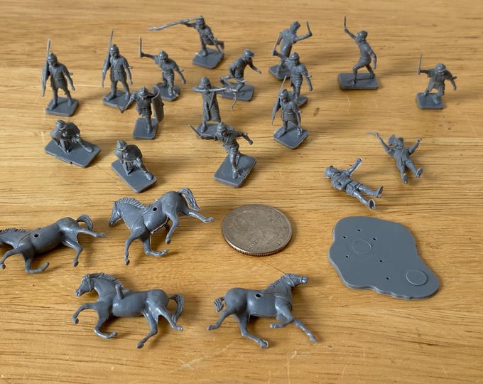 1"  Knights - 22 Piece Plastic Set