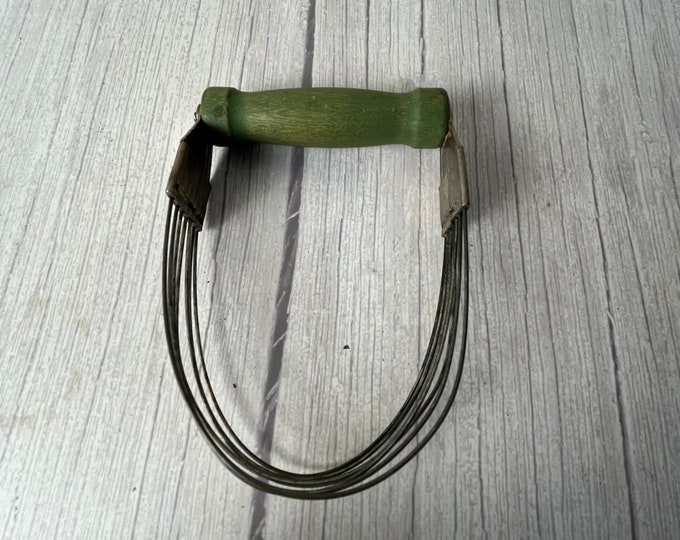 Vintage Androck green handle wooden pastry cutter