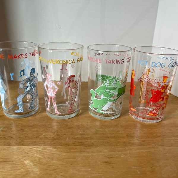 Vintage 5 different 1971 Archie drinking glasses