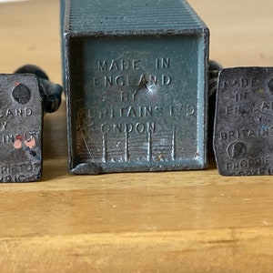 Set of 3 Britains Ltd. Sentry Box and 2 Grenadier Guards in Winter Coats image 5