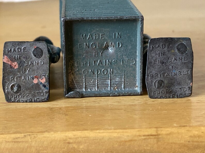 Set of 3 Britains Ltd. Sentry Box and 2 Grenadier Guards in Winter Coats image 5