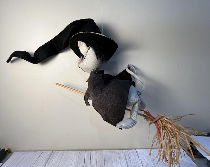 Vintage 1965 Annalee mouse on a witch's broom