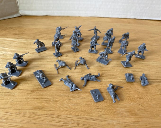 1" Military 27 Piece Vintage Plastic Soldier Set