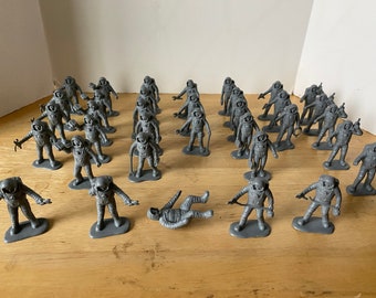 36 Piece Astronaut Spacemen plastic  army figurines set #2-10 plus one guy in sitting position Made in China