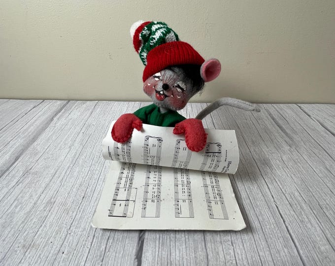 1998 Annalee Caroling mouse with sheet music
